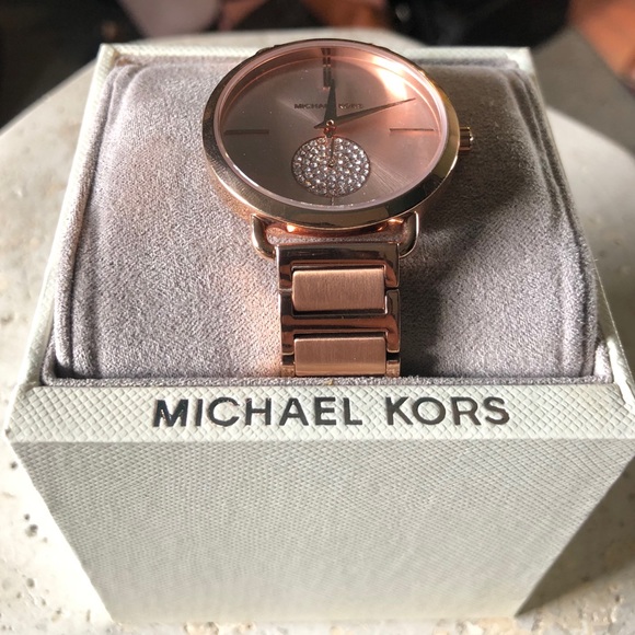 Michael Kors watch brand new never used. main image 4